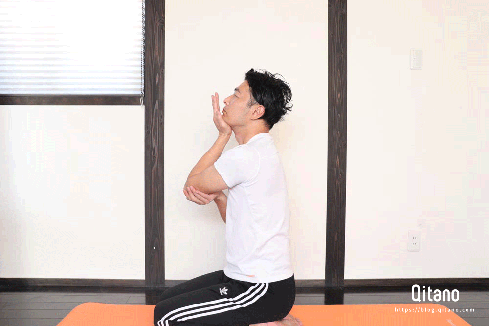 ❷ 頭の位置を整える首のストレッチ体操