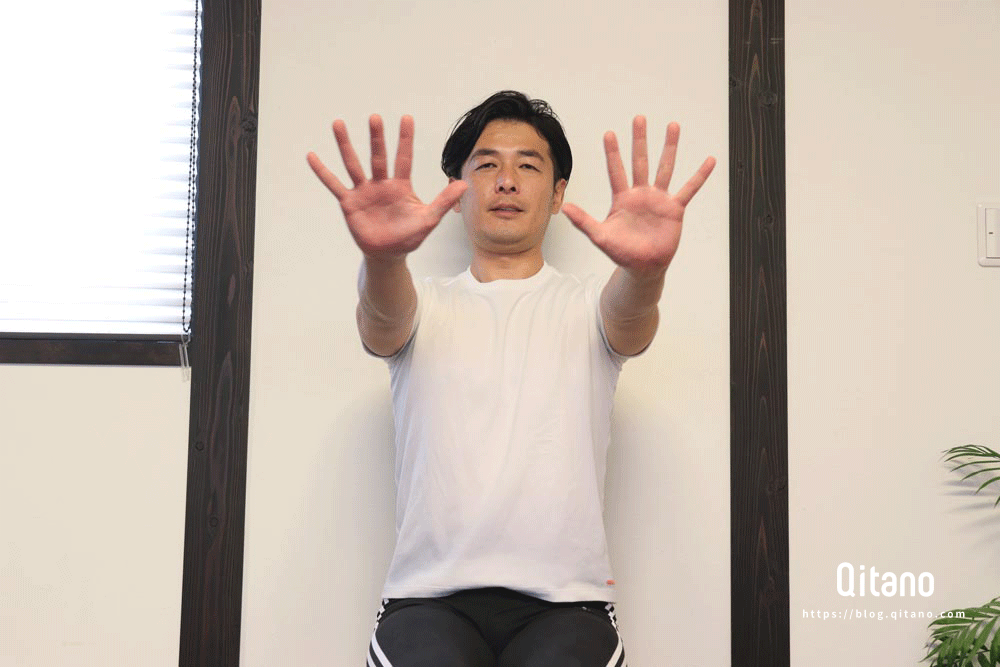 「バイバイ体操」で肩のインナーマッスルをほぐす