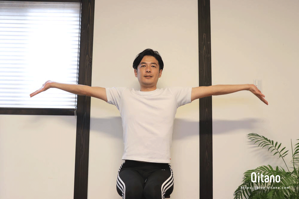 「横バイバイ体操」で肩のインナーマッスルをほぐす