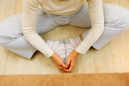 脚の付け根の股関節の痛みのストレッチ体操を紹介