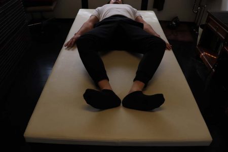 産後の骨盤矯正「脚伸ばし体操」手順❷