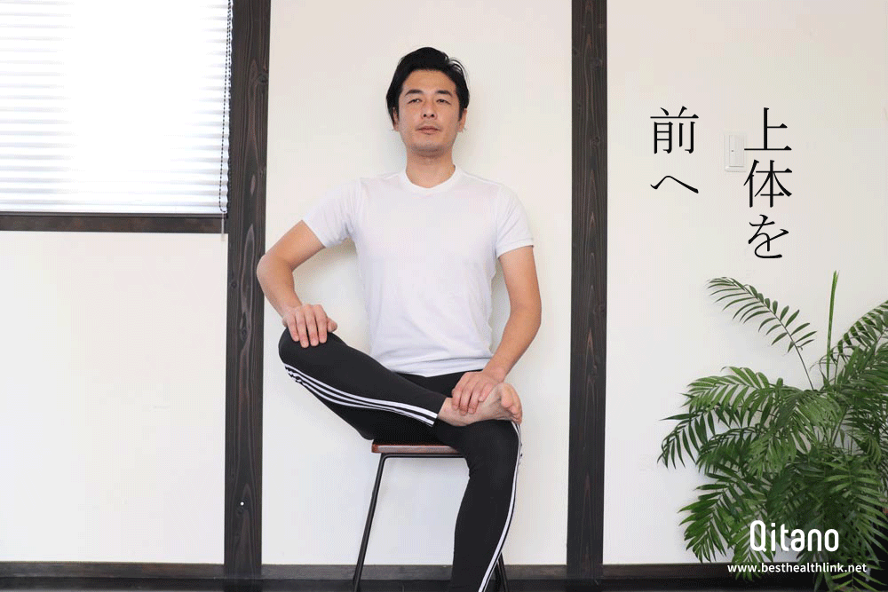 椅子に座りながら「お尻伸ばし」股関節に効くストレッチ体操のやり方