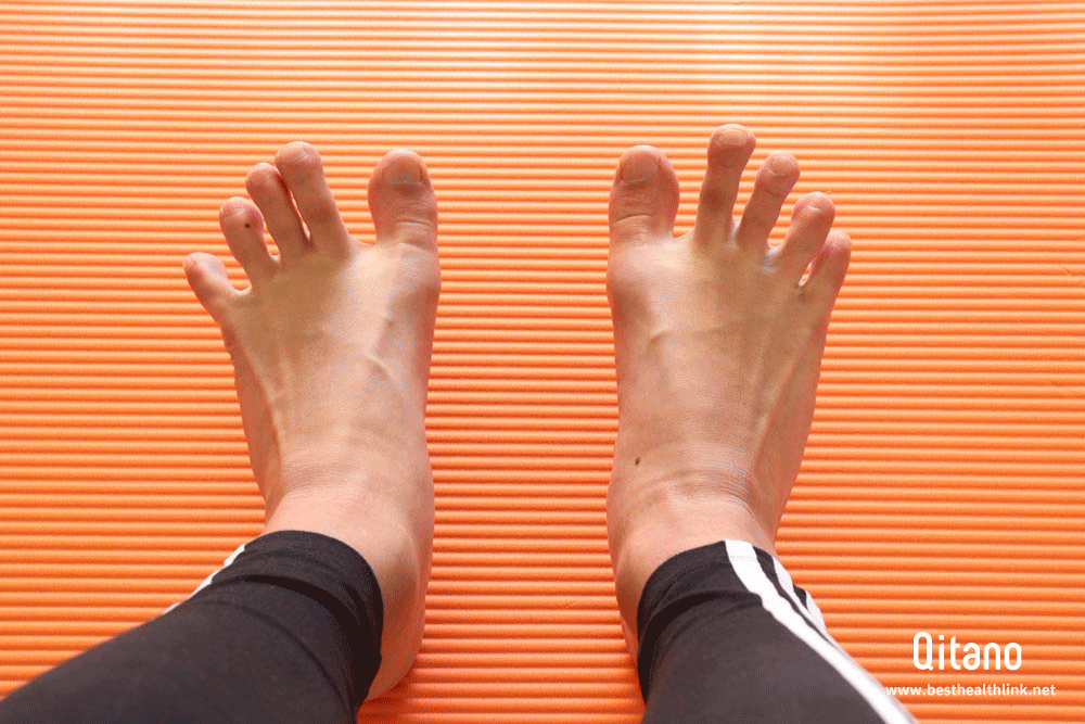 座りながら「足指グー・パー」ストレッチ体操で、足指まで血流を流す