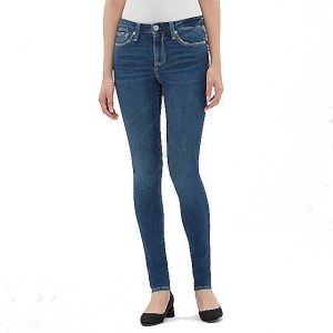女性がO脚を改善してスキーニーを履く