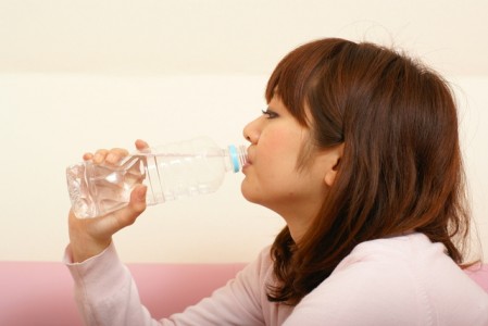 便秘を解消するためにはまず水分補給