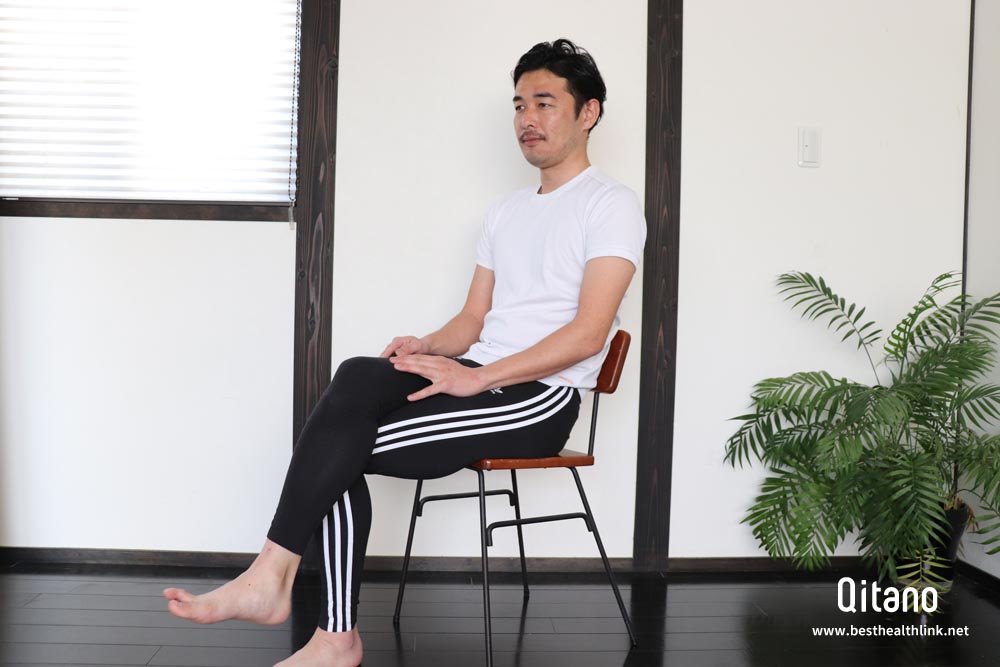 足を組む姿勢で骨盤が開く