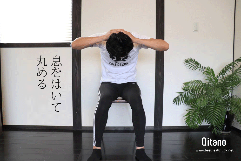 タオルを使用して座りながら骨盤底筋トレーニング