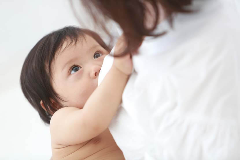 授乳時の背中を丸めた猫背姿勢
